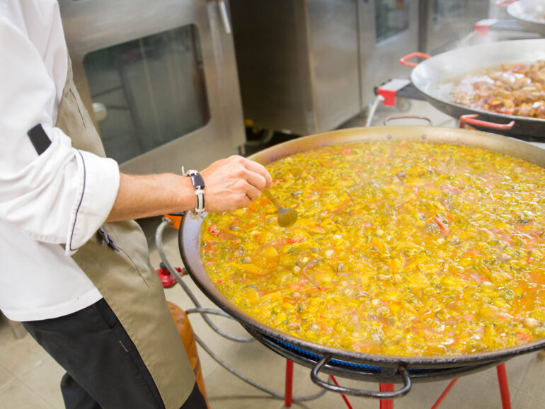 Organisez Votre Propre Paella Géante à Rouen