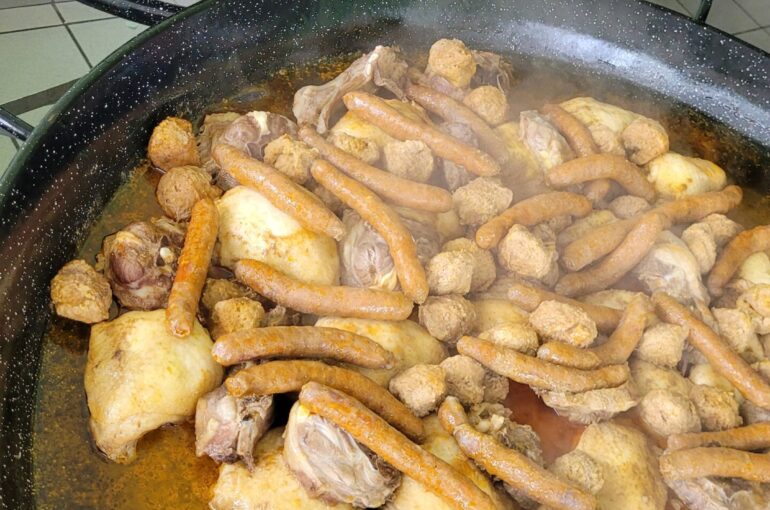 Couscous Traditionnel Fait Maison : Votre Repas Oriental à Emporter
