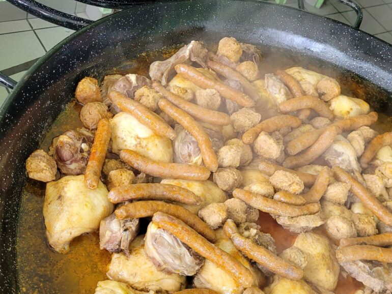 Couscous Traditionnel Fait Maison : Votre Repas Oriental à Emporter