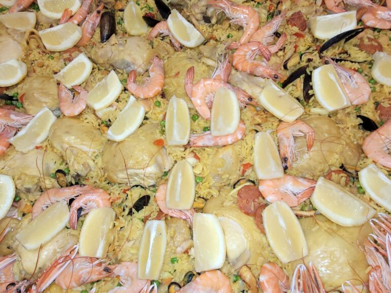 L’Art de la Paella Géante à Évreux : Tradition, Technique et Saveurs Inoubliables