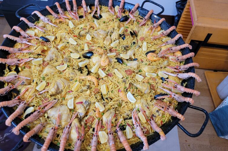 Paella à Domicile : Savourez l’Espagne Authentique Dans Votre Salon